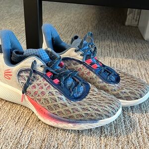 Curry 6 basketball shoe